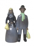ESCULTURAS, Grupo escultórico representando emigrantes, confeccionada em faiança vitrificada com pintura policromada. Med.: 26x19x10,5cm.