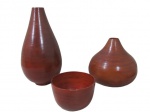 DIVERSOS, Lote com 3 peças confeccionadas em bambu vernizado, de origem do Vietnam, sendo: A) 2 vasos decorativos com corpo bojudo (37,5cm / 22,5cm) e B) 1 bowl (11x16cm).