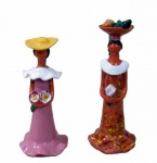 CENTRO ARTESAMAL, Higüerito, Moca, Republica Dominicana, Duas esculturas confeccionada em barro vitrificado, representando figuras femininas, ditas: "Muñeca sin rostro", esmaltada em rica policromia, ambos apresentam bicados e 1 colada. Med.: 20cm / 23cm.