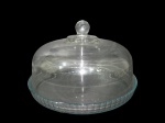 CRISTAIS/VIDROS, Boleira em vidro temperado translucido da manufatura PYREX, decorado em gomos, tampa em cristal translucido com pega no feitio de esfera. Med.: 18x30,5cm.