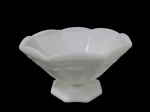 MILKGLASS, Fruteira em vidro leitoso dito: Milkglass, formato oitavado. com rica decoração de uveiras e folhas de parreira em relevo e bordas onduladas. Med.: 13,5x23x23cm.