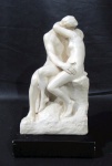 ESCULTURAS, Escultura confeccionada em estuque, reprodução da obra "O Beijo" de Auguste Rodin que está atualmente no Museu Rodin, em Paris. Na obra do escultor francês, o artista inspirou-se nos delírios amorosos vividos com Camille Claudel, sua assistente. Possui falhas na pintura e bicados na base. Med.: 30x17,5x18cm.