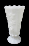 MILKGLASS, Vaso em vidro leitoso dito: Milkglass, corpo em gomos. com rica decoração de uveiras, folhas de parreira e perolados em relevo e bordas onduladas, apoiado sobre base circular. Med.: 23,5x11,5cm.