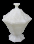 MILKGLASS, Bomboniere em vidro leitoso dito: Milkglass, formato oitavado com rica decoração uveiras e folhas de parreira em relevo e bordas onduladas, apoiado sobre base facetada em formato cônico. Med.: 19x14,5cm.