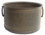 METAL DOURADO, Cachepot em metal dourado, corpo ricamente cinzelado e martelado, alças laterais argolas, possui mossa na base. Med.: 19x30,5cm.