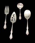 WM ROGERS, Lote com 4 talheres de servir em metal espessurado a prata, cinzelado por arabescos e flores, sendo: A) 1 pá para bolo, B) 1 concha para molho, C) 1 garfo para peixes e D) 1 colher para arroz.