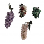 DIVERSOS, Lote com 4 cachos de uvas confeccionados em pedras brasileiras distintas, possui oxidação nas folhas de parreira. Maior: 15cm / Menor: 7,5cm.