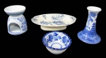 PORCELANA/FAIANÇA, Lote com 4 peças, sendo: A) 1 incensário em porcelana esmaltada na tonalidade branca, com pintura de flores e folhagens na tonalidade azul, espessa faixa na cor verde e decoração vazada (10x8cm), B) 1 castiçal em porcelana esmaltada na tonalidade branca, com pintura dita: Pombinho Willow na tonalidade azul (12cm), C) 1 pequeno bowl em porcelana esmaltada na tonalidade branca, com pintura de flores e folhagens na tonalidade azul (4x9cm) e D) 1 bandeja de pé em faiança vitrificada com pintura de flores, folhagens e pássaros na tonalidade azul, alça decorada com arabesco em relevo e vazado (4x21x13cm).