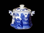 PORCELANA, Açucareiro em porcelana esmaltada na tonalidade branca, com pintura de paisagem na tonalidade azul, alças e pega da tampa com realces e base sextavada. Med.: 11x14x10cm.
