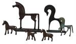 ESCULTURAS, Lote com 6 esculturas representando cavalos, de materiais, decorações e cinzelados distintos. Med.: Maior: 11x11cm / Menor: 4x4cm.