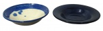 FAIANÇA, Duas saladeiras, sendo: A) 1 confeccionada em cerâmica vitrificada com pintura acidada nas tonalidades azul e creme (9x29,5cm) e B) 1 confeccionada em faiança vitrificada esmaltada na tonalidade azul, manufatura ESPAÑA (7x31cm).