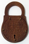 DIVERSOS, Chaveiro de parede, confeccionado em madeira, em formato de cadeado,, ricamente entalhado por motivos florais, suporte para 5 chaves. Med.: 22,5x14cm.