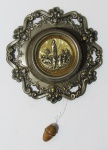 ARTE SACRA, Ícone de parede, confeccionado em metal espessurado a prata, ricamente cinzelado por volutas, flores e folhagens em relevo, centro com imaginária Nª Senhora de Fátima, adornada com placa de madrepérola. Med.: 13x13cm.