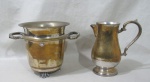 METAL PRATEADO, Duas peças em metal espessurado a prata, sendo: A) 1 balde de gelo, adaptado para troféu, pés em concheados, alças laterais vazadas, com inscrições (20x28x20cm) e B) 1 refresqueira, alça terminada em folhagem, corpo bojudo, base circular escalonada, 1 mossa lateral. Ambas necessitam banho. (22x20x9,5cm).