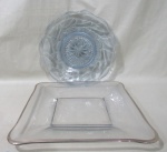 VIDRO - Lote com duas peças, sendo: A) 1 prato pra bolo em vidro na tonalidade azul, fundo estrelado e borda ondulada (31cm) e B) 1 fruteira em vidro translucido, borda filetada a prata (34x34cm).