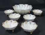 USA, Saladeira e seis recipientes para salada em porcelana esmaltada no formato de concha. esmaltagem dita: Nacarado, com pintura de flores e folhagens em vasta prateação. Med.: 9,5x20cm / 5x10,5cm. 1 recipiente bicado.