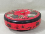 DIVERSOS, Petisqueira com tampa em plástico rígido com pintura de motivos vegetalistas em policromia, 4 divisórias e 1 compartimento para molho, lateral com 1 rachado. Med.: 10x27cm.