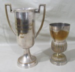 METAL PRATEADO, Dois troféus em metal espessurado a prata, em feitios, decoração e comemorações distintas. Necessita banho. Med.: 30x19x12cm / 19,5x10cm.