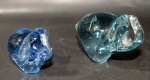 MURANO - Duas esculturas em vidro de Murano na tonalidade azul representando elefantes. Apresenta bicados na base. Med.: 8x9x6cm / 6x7x5cm.