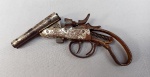 MILITARIA, uma (1) antiga garrucha de dois canos, dita dois tiros e uma carreira, marca ROSSI, calibre 22, numerada 75327, coronha sem o acabamento da empunhadura, sinais de uso e oxidação, inutilizada para disparo, somente para coleção, vide foto. Por questão de segurança, essa peça não pode ser enviada pelos Correios.