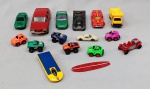 BRINQUEDOS, lote com dezesseis (16) itens: réplicas de carros diversos, inclusive um Solar Eagle III e uma prancha surf.  A maioria Made in China, um da Zona França de Manaus e um da Malasya; usados.