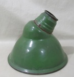 LUMINÁRIAS, Cúpula em ágata esmaltada na tonalidade verde e interior na tonalidade branca, apresenta sinais de oxidações. Med.: 27x31,5cm.