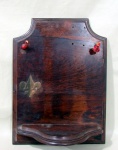 DIVERSOS, Peanha de parede, confeccionado em madeira, borda escalonada com recortes, aplique de florão em bronze. Apresenta furos na madeira. Med.: 37x27,5x14cm.