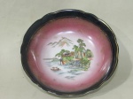 PORCELANA, Bowl em porcelana esmaltada na tonalidade branca, pintura nas tonalidades preta, rosa e branco, parte central com paisagem em policromia, realces em ouro, falhas na douração. Med.: 4x14cm.