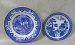 PORCELANA/FAIANÇA, Dois pratos decorativos, sendo: A) 1 BOCHF, Bélgica, confeccionado em faiança belga vitrificada com pintura de motivos geométricos, vegetalistas e paisagem oriental na tonalidade azul, apresenta fio de cabelo (17cm),  B) 1 confeccionado em porcelana, com pintura de motivos geométricos e paisagem oriental na tonalidade azul (13,5cm).