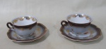 PORCELANA, Par de xícaras para café em porcelana esmaltada na tonalidade branca, pintura marrom acidada em degradê, flores e folhagens em ouro, dragão chinês em policromia. Med.: 4x8x7cm / 10cm.