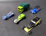 BRINQUEDOS - Cinco veículos em miniatura confeccionados em ferro e plástico rígido, sendo a) Caminhão de lixo Maisto; b) Carrinho MPG TR126; c) Hotweels Hi-Roiler; d) 1932 Ford Maisto Scale 1/64; e) Carrinho FF175