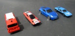 BRINQUEDOS - Cinco veículos em miniatura confeccionados em ferro e plástico rígido, sendo a) Chicane Direction; b) 2009 Nissan 370Z; c) 929F; d) Caminhão Denver Punper