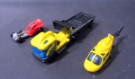 BRINQUEDOS - Três veículos em miniatura confeccionados em ferro e plástico rígido, sendo caminhão modelo a) Hotweels Chopster Chase; b) Helicóptero Hotweels F20; c) FF178;