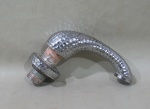 METAL PRATEADO - Torneira em ferro fundido com decoração martelada. Med.: 11x14x5,5cm.