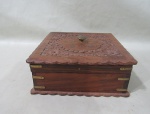 DIVERSOS, Caixa porta joias em madeira, entalhada por flores e folhagens, decorada com marchetaria, borda recortada, pega da tampa e guarnições em metal dourado, interior com 4 divisórias. Med.: 9x17,5x17,5cm.