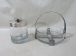METAL PRATEADO - Duas peças em metal espessurado a prata, sendo: A) 1 fruteira em metal espessurado a prata com recipiente em vidro translucido (20x21cm) e B) 1 pote para mantimentos em vidro translucido com tampa em metal espessurado a prata (16x12cm). Ambas necessitam de banho.