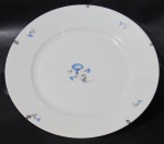 ROSENTHAL, Alemanha - Grande prato em porcelana esmaltada na tonalidade branca com pintura de flores e folhagens em policromia. Marcado no fundo. Med.: 33cm.