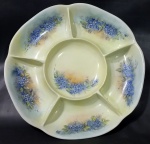 SCHMIDT - Petisqueira com 6 divisórias em porcelana esmaltada na tonalidade verde com pintura de flores e folhagens em policromia. Med.: 31cm.