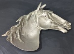 METAL PRATEADO - Adorno de parede em metal espessurado a prata representando cabeça de cavalo. Med.: 17x18cm.