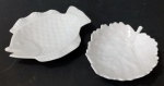 PORCELANA - Duas pequenas peças decorativas em porcelana vitrificada branca, sendo uma no feitio de peixe e uma no feitio de folha, medindo respectivamente 9 x 7 cm e 8 x 6,5 cm