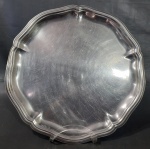 METAL PRATEADO - Travessa em metal inox, bordas onduladas e escalonadas. Medidas 36,5 x 36,5 cm