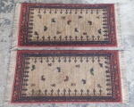 TAPETES - Duas passadeiras a máquina. Med.: 102x50cm.