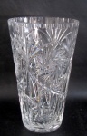 CRISTAL - Vaso em cristal europeu translucido com lapidação de cata ventos, sulcos e caneluras em baixo relevo, borda com sulcos e esferas, fundo estrelado. Med.: 23x14cm.