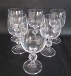 BOHEMIA - Seis taças para vinho em cristal translucido europeu, modelo Claudia, haste facetada, lapidada com geométricos e base circular, fabricado na República Checa, apresentam selo em algumas peças e acondicionada na caixa original. Medida: 15x6,5cm.