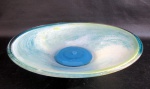 MURANO - Centro de mesa/fruteira em vidro de Murano com decoração policromada. Possui falhas de fabricação. Med.: 8x36,5cm.