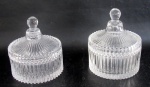 CRISTAIS - Par de caixas porta joias em cristal translucida com lapidação de caneluras e pega da tampa no feitio de pinha. Med.: 12x10,5cm.