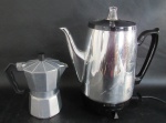 METAL PRATEADO - Duas peças, sendo: A) BLACK & DECKER, um bule elétrico em plástico rígido revestido em aço inox, funcionando, mas sem garantias futuras (26x23x10cm) e B) 1 cafeteira italiana em alumínio com alça e pega em plástico rígido (15x15x9cm).