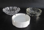 PORCELANA/CRISTAIS - Três peças, sendo: A) ROSENTHAL, Alemanha - Cinzeiro em porcelana branca com decoração floral em relevo (4x10cm), B) 2 em cristal translucido de modelos, decorações e lapidações distintas, 1 apresenta bicados (4,5x13,5cm / 4x12cm).