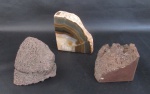 COLECIONISMO - Lote com 3 pedras ágatas brutas. Med.: Maior: 12x11,5x16cm / Menor: 8x8x8cm.