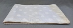 CAMA E MESA, lote com uma (01) capa para colchão de solteiro, fechamento com botões, confeccionada em tecido de algodão, na tonalidade branca, com poas em acetinado, possui marca possessória bordada (MB) medindo aproximadamente 192x127 cm; usado, com manchas.
